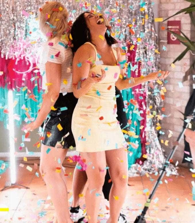 Invitées profitant d’une animation photobooth 360 avec confettis