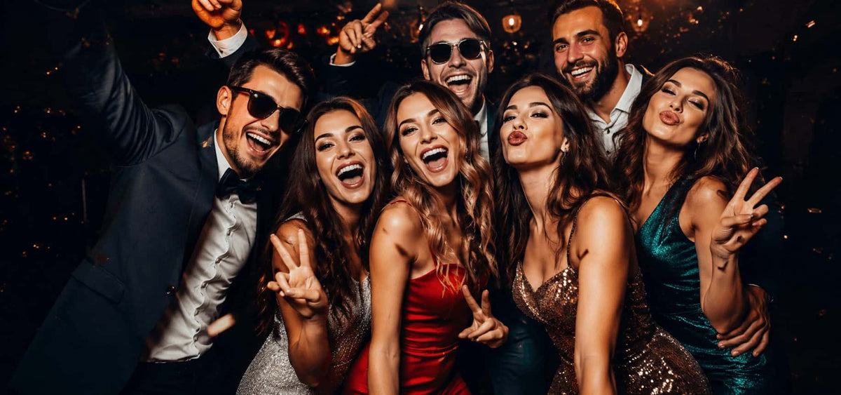 Groupe d’invités utilisant un photobooth lors d’une soirée