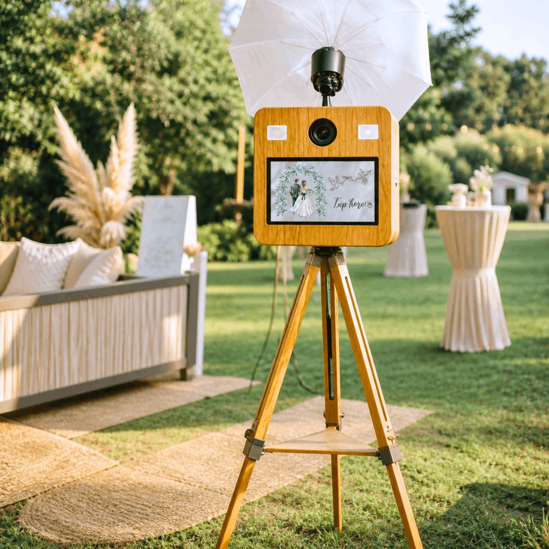 Borne photobooth Woody en bois installée pour un mariage bohème