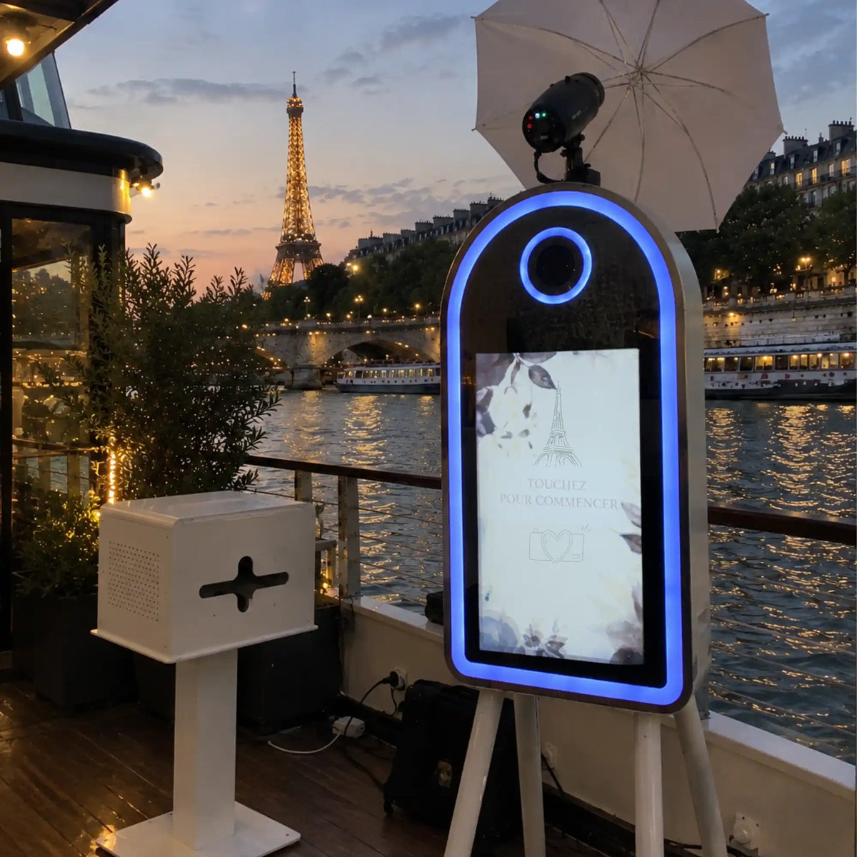 Photobooth sur péniche à Paris, disponible à la location et à l’achat en France.