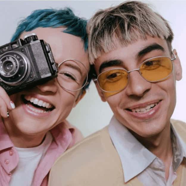 Invités prenant une photo dans une cabine photobooth