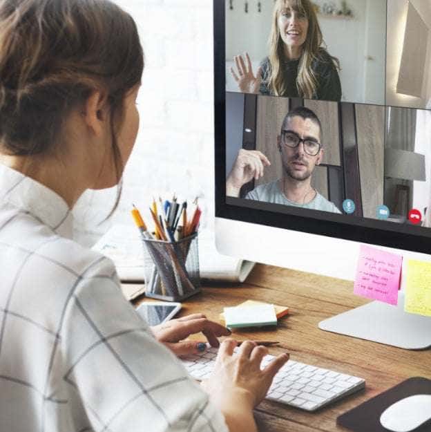 Femme participant à un appel vidéo depuis son bureau